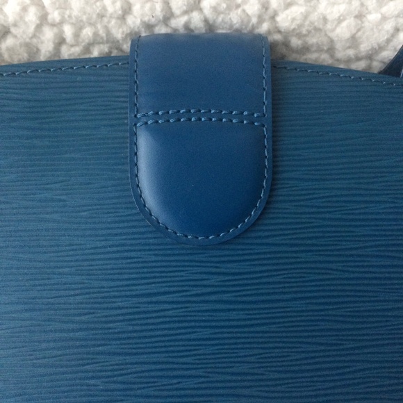 Louis Vuitton Vintage Toledo Blue Epi Leather Cluny Shoulder Bag - Picture 8 of 16